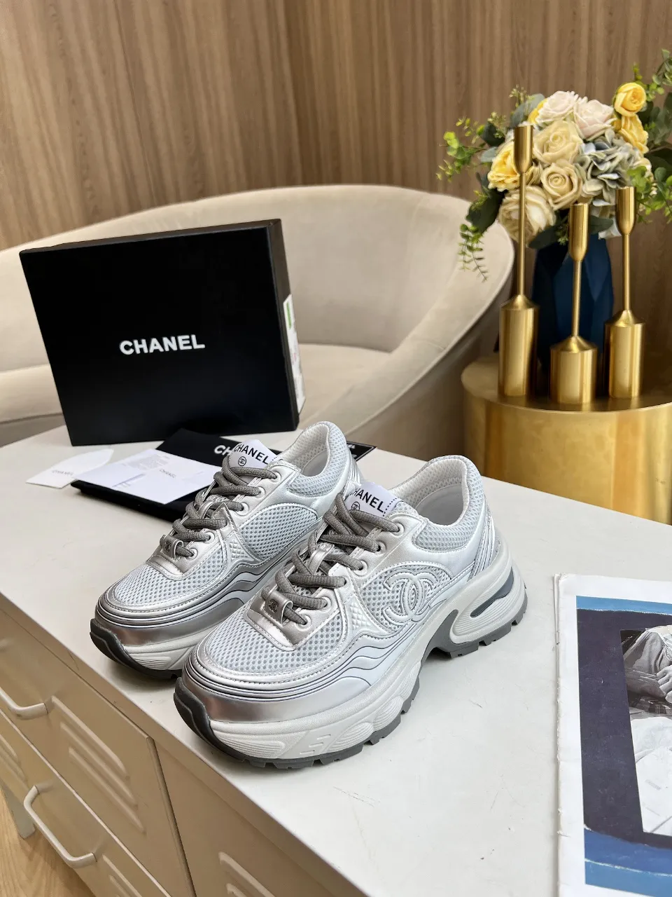 👟👟Ex-factory price 640👟👟 chanel Chanel early spring vacation series latest casual sports shoes silver white, gold white, silver gray, black and red! Incomparably beautiful and easy to wear, very light, the lining is also super soft, super comfortable, the upper is breathable, the color is high-end and durable, versatile. Upper: cowhide and cloth stitching. Inner: breathable mesh. Original foam combination outsole. Size: 35-40.